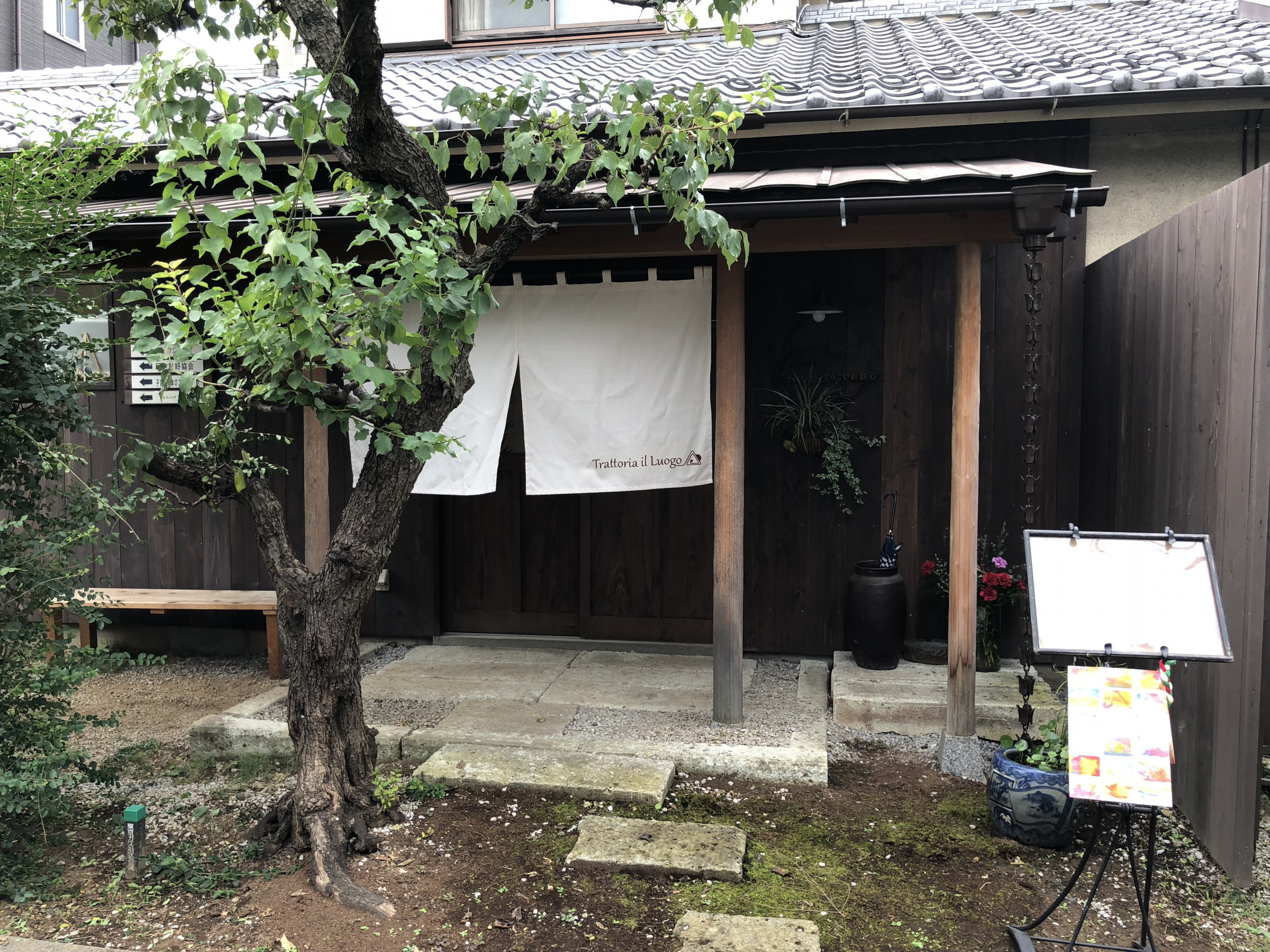 昭和の家を改装したしゃれたエントランス